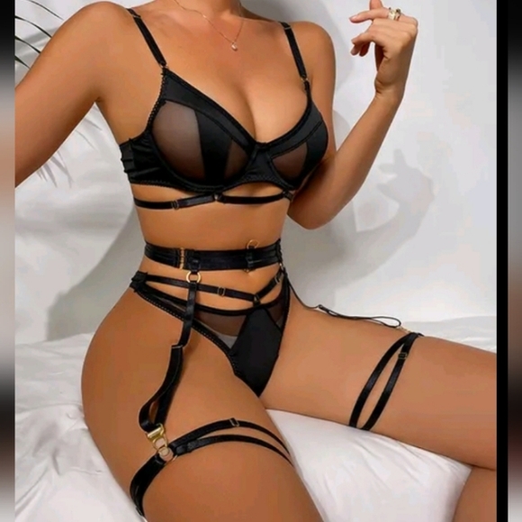 Lux So Chic Black Lingerie Set - Picture 2 of 5